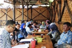 PRSI Kuningan, DR. Wahyu Hidayah saat memimpin rapat persiapan kejuaraan renang Bupati Cup antar pelajar se Kabupaten Kuningan.
